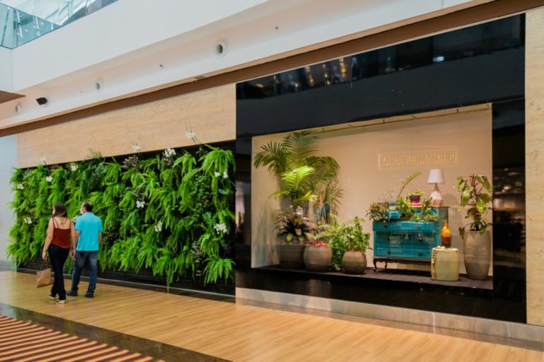 Uberlândia Shopping adota tendência Urban Jungle para compor decoração interna