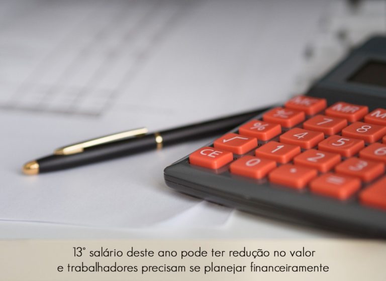 13° salário deste ano pode ter redução no valor e trabalhadores precisam se planejar financeiramente