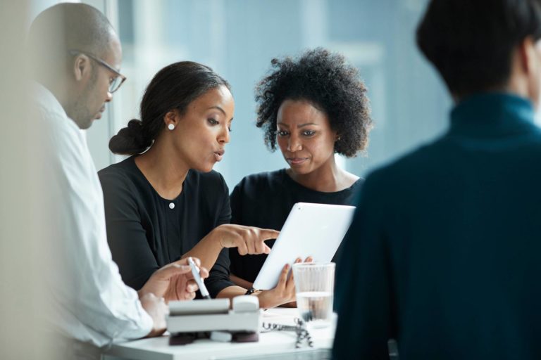 Avon lança compromisso antirracista com metas para contratação de mulheres negras em cargos de liderança