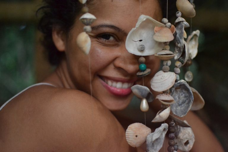 Atriz mineira traz reflexão sobre os “destroços da colonização” dentro de uma cultura preta