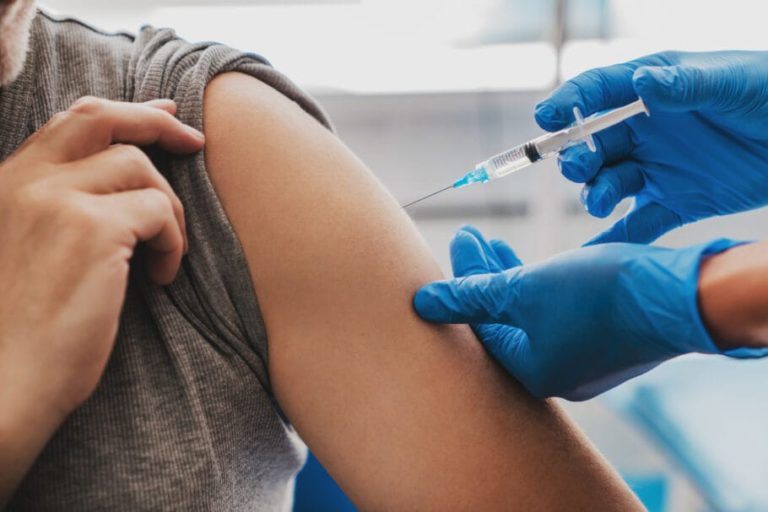 Vacinação no Brasil: pesquisador científico desmistifica efeitos colaterais do antídoto e explica como o imunizante atua no organismo
