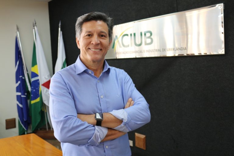 Paulo Romes toma posse para mais uma gestão à frente da Aciub, junto com Diretoria e Conselhos