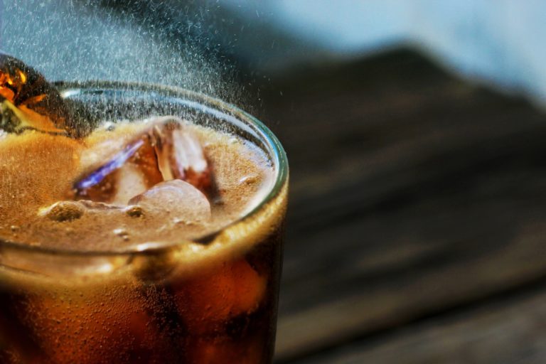 Sugar tax pode taxar bebidas não alcóolicas no Brasil