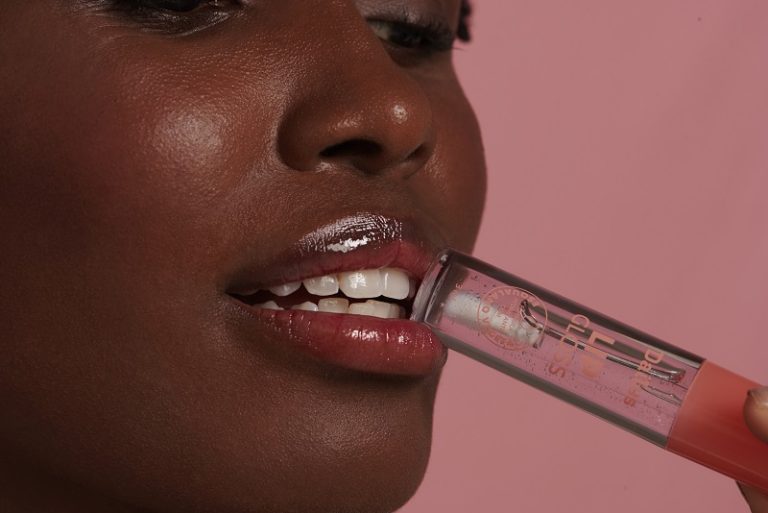 Dailus apresenta gloss com fórmula hidratante enriquecida com esqualano vegetal