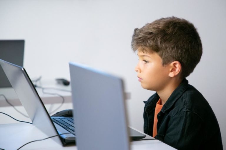 Inclusão do aluno com espectro autista no ensino online começa com conscientização
