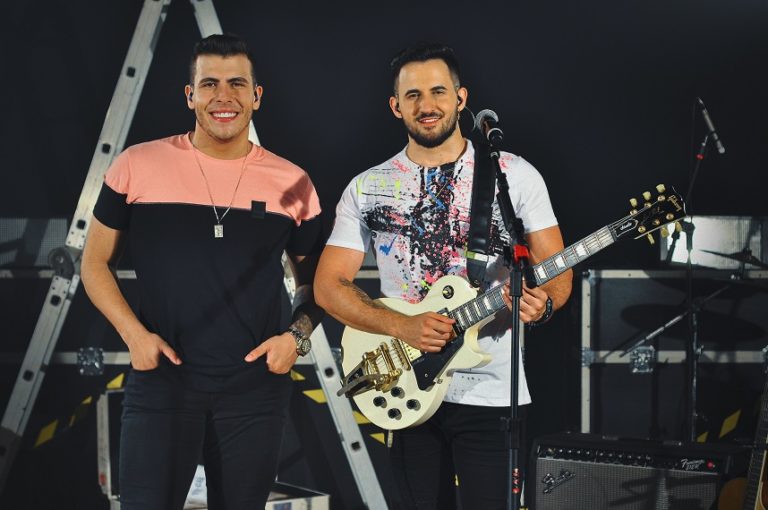 Vitor & Cadu lançam músicas do DVD Case nas plataformas digitais