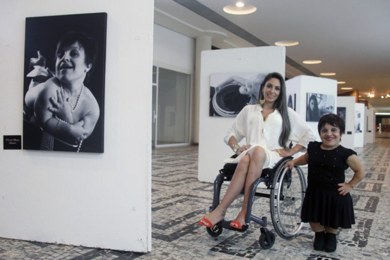 Kica de Castro: A fotógrafa pioneira em ter uma agência de modelos exclusiva para deficientes no Brasil