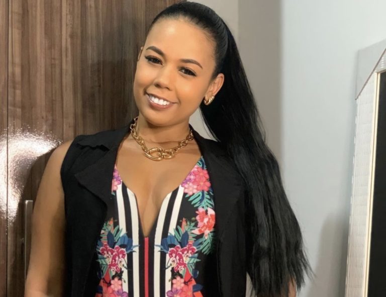 Influencer bomba na rede, falando sobre o empoderamento feminino