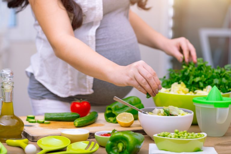 Eu consigo controlar a diabetes gestacional apenas mudando minha alimentação?