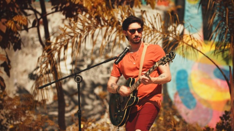 “Então vai” de Alex Fava segue nas rádios com resultados expressivos