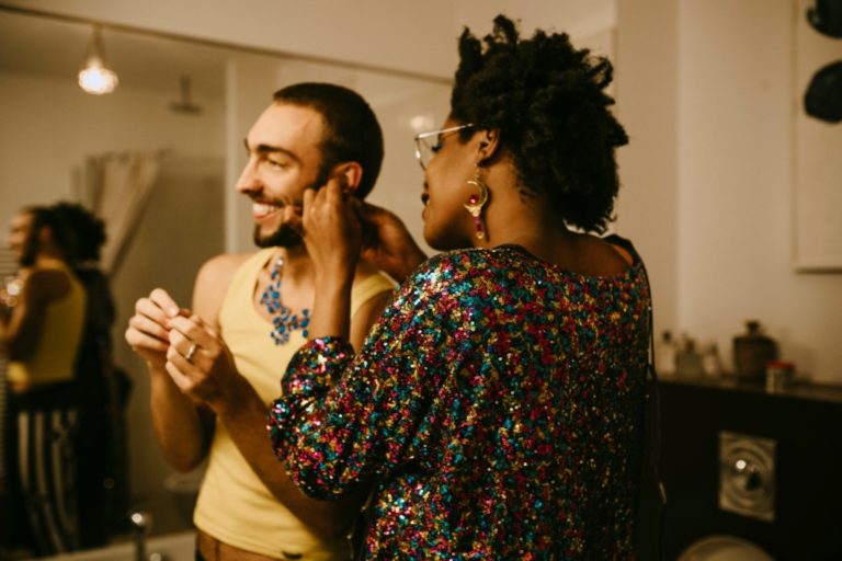 Nova pesquisa da Getty Images e GLAAD revela que a representação visual da comunidade LGBTQI+ continua baixa e estereotipada