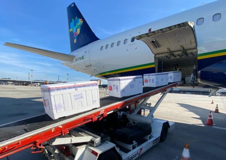 Azul transporta primeiras vacinas da Janssen para cinco estados brasileiros