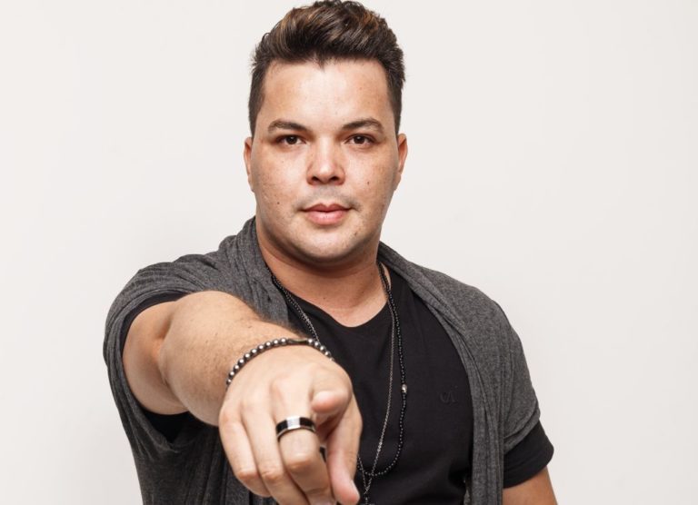 Cantor Diego Faria volta em grande estilo ao Brasil
