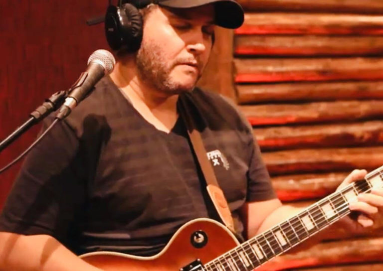 Juninho di Sousa interpreta composições autorais nas Sextas Musicais