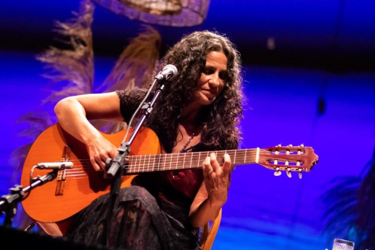 Regina Souza promove lançamento do álbum Chegaí