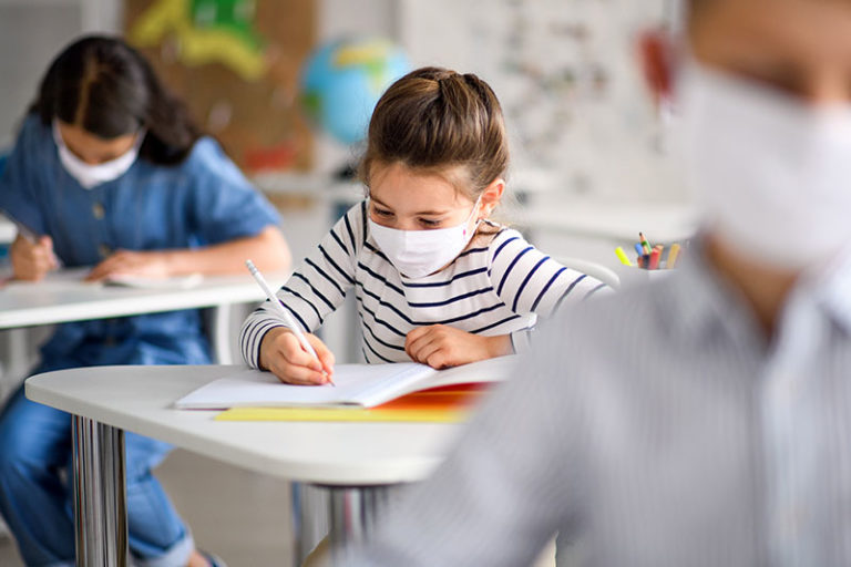 Volta às aulas presenciais: pais devem ficar atentos ao comportamento dos filhos