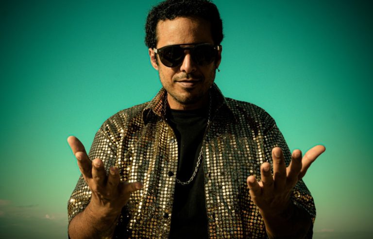 Tiné chama pra dançar coladinho em seu terceiro disco solo