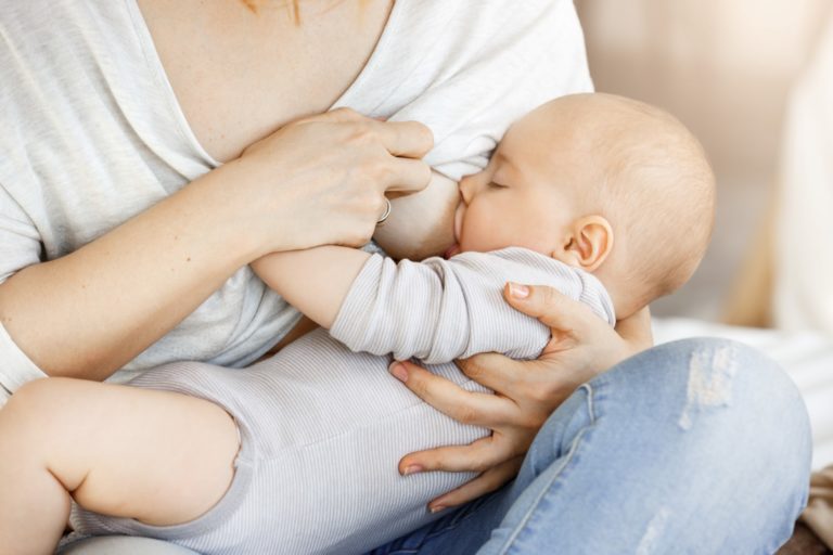 Pacientes com câncer de mama podem amamentar mesmo em tratamento. Tire suas dúvidas