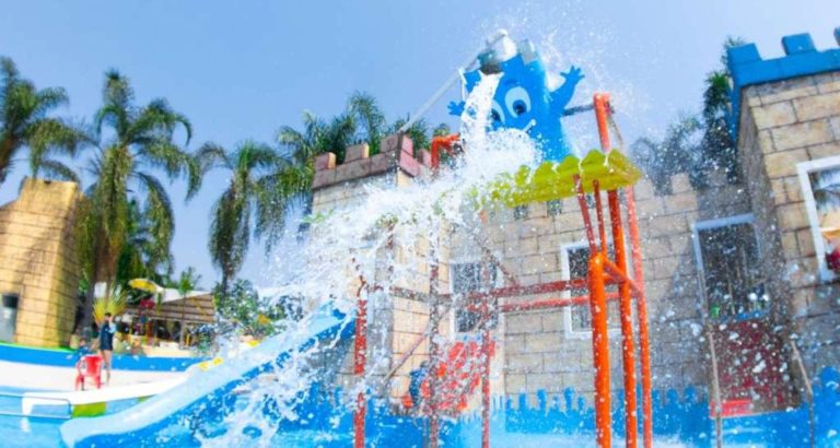 Castelo Park Aquático tem piscinas aquecidas e lazer para toda a família