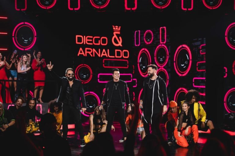 Diego e Arnaldo ultrapassam 2 milhões de views em novo clipe com Vitor Fernandes