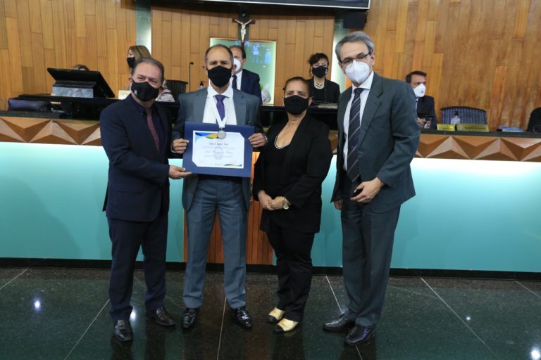 Inspetor da Polícia Civil de Uberlândia recebe a Comenda Augusto César