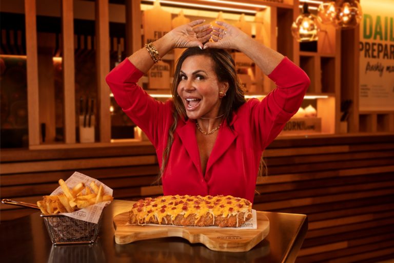 A RAINHA VOLTOU: Royal Cheese Ribs retorna ao menu do Outback apresentada por Gretchen