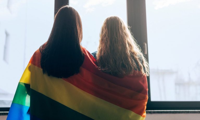Pão de Açúcar reforça que o orgulho não é apenas em junho e retoma campanha para mês do orgulho e da visibilidade lésbica