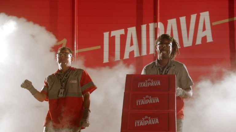 Cerveja Itaipava leva colaboradores para estrelar campanha de TV pela 1ª vez