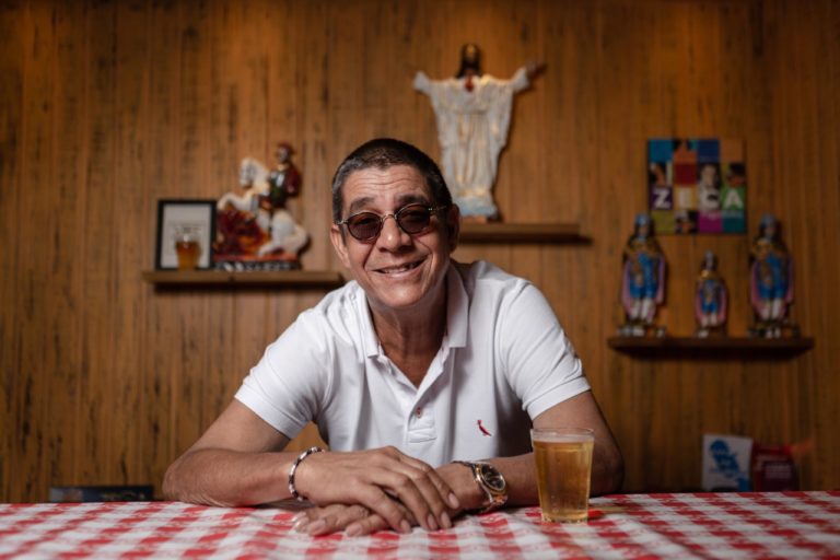 “Botequim da Teresa”, do UOL, recebe o cantor Zeca Pagodinho