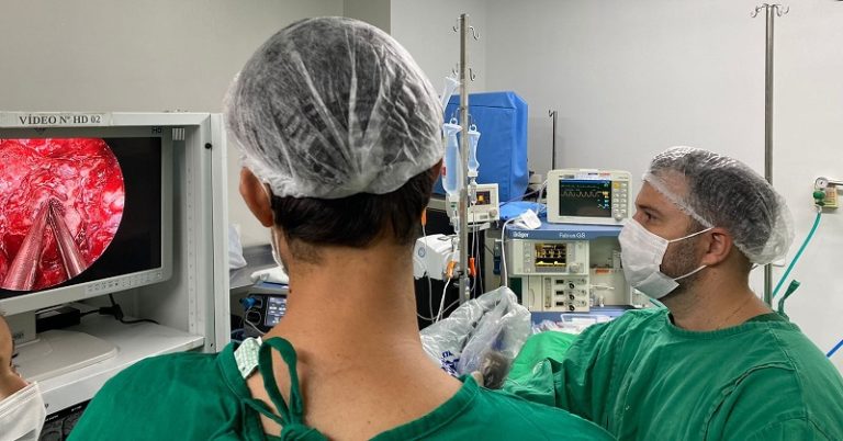 Hospital Santa Clara utiliza equipamento inédito em Uberlândia para guiar cirurgia cerebral minimamente invasiva