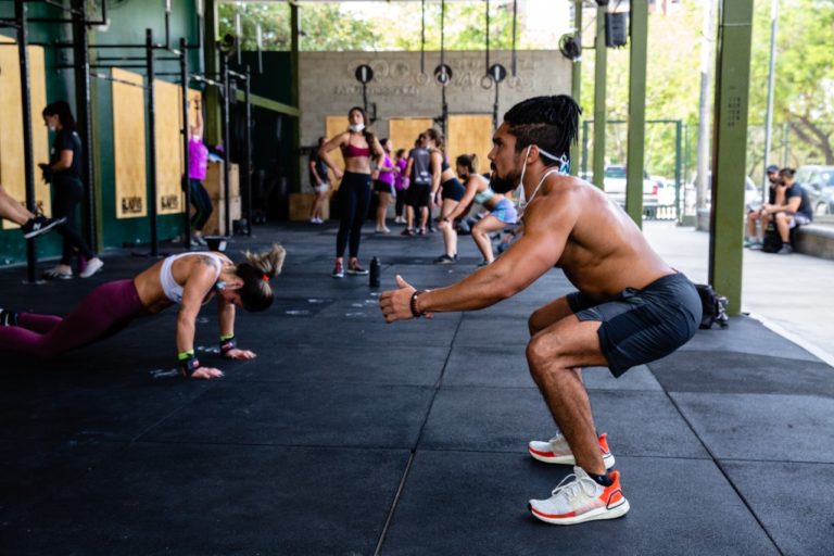 Exercícios físicos podem aumentar a imunidade contra a covid-19. Saiba como