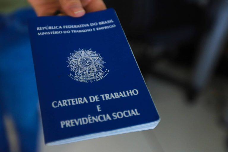 Fundação CDL Uberlândia seleciona candidatos para vagas de emprego e estágio