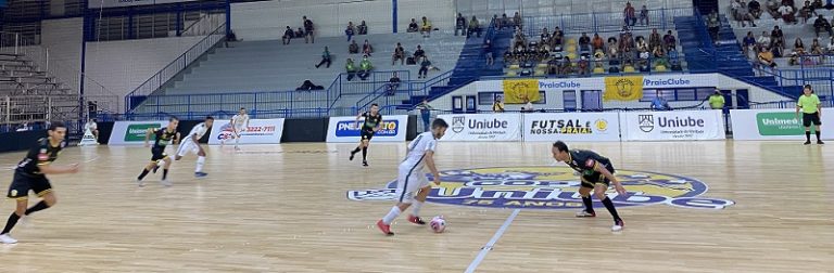 Praia clube vence com facilidade o América-MG