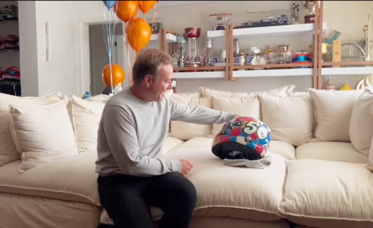 No aniversário de 50 anos, Rubens Barrichello ganha capacete personalizado da ALE Combustíveis