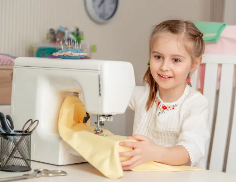 Crianças aprendem a criar e costurar suas próprias roupas em curso feito para elas