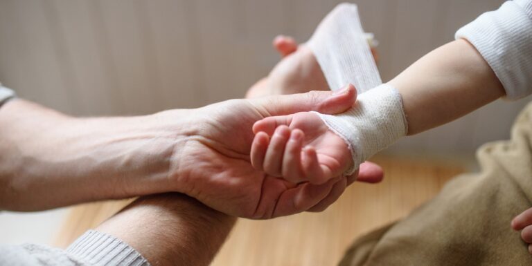 Férias aumentam em 25% casos de acidentes com crianças em casa. Saiba como prevenir