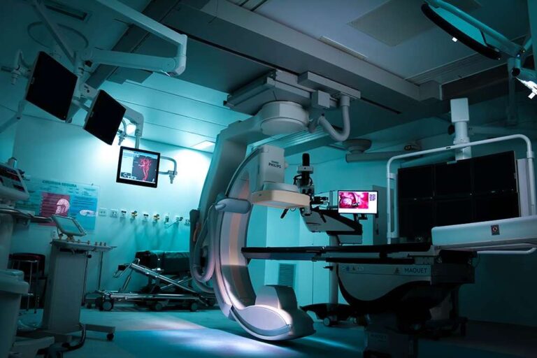 Equipe de cirurgia cardiovascular realiza tratamento inovador de aneurisma em paciente idoso