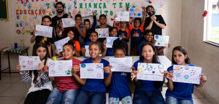 Crianças e adolescentes recebem aulas gratuitas de animação e desenho em Uberlândia (MG)