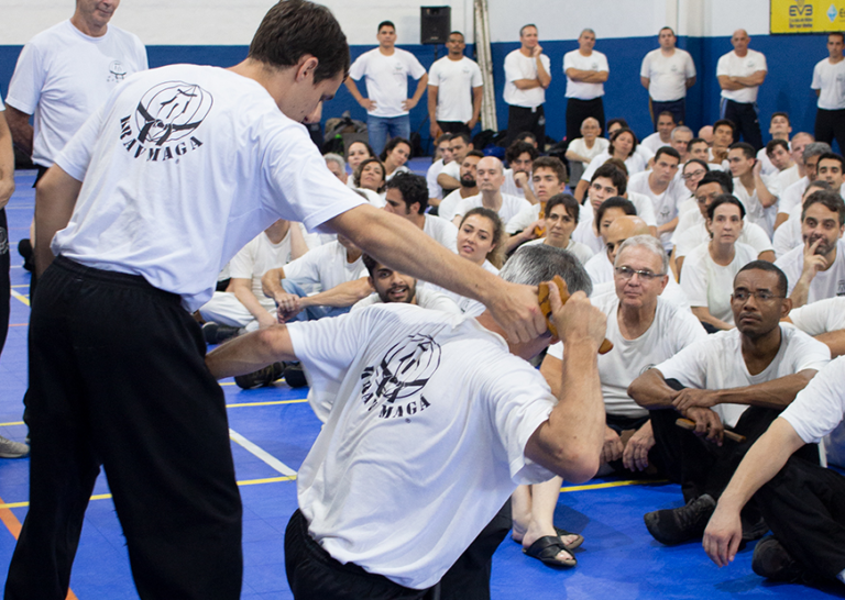 Krav Maga Mestre Kobi promove seminário prático de defesas contra ameaças com armas de fogo em Uberlândia