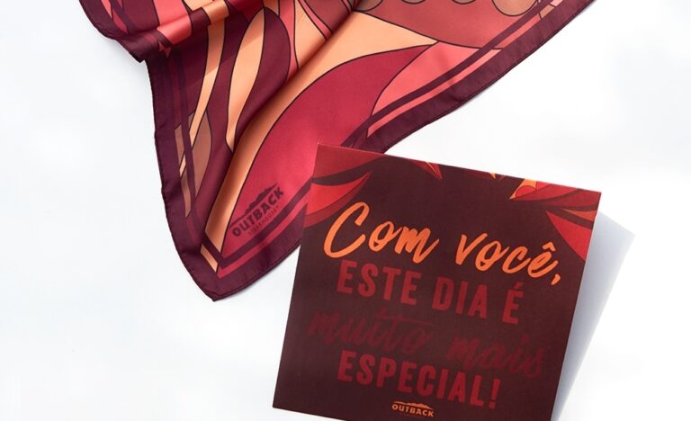 Outback presenteia consumidoras com lenço exclusivo da Scarf Me no Dia das Mães
