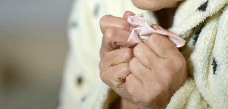 Tempo frio piora dores reumáticas? Entenda