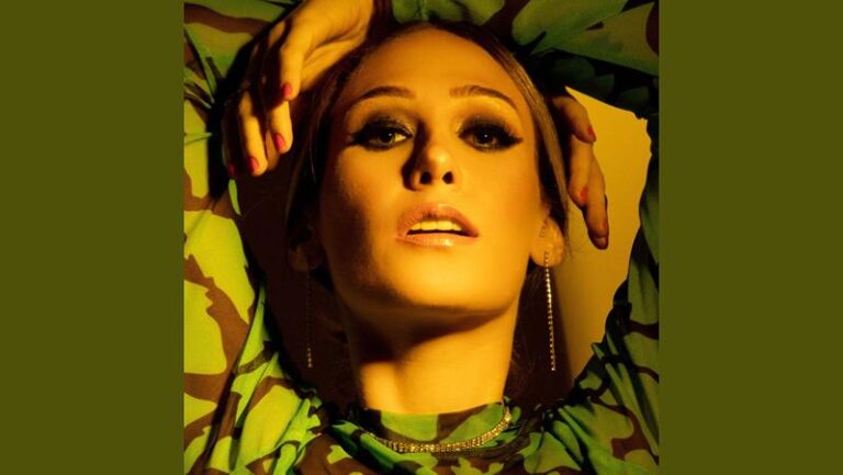 Nova aposta para o pop, cantora e compositora Helena divulga “Alien Girl”