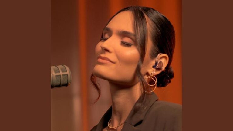 Cantora e compositora Bia Gullo lança “Pequenos Momentos Perfeitos”, seu primeiro projeto audiovisual