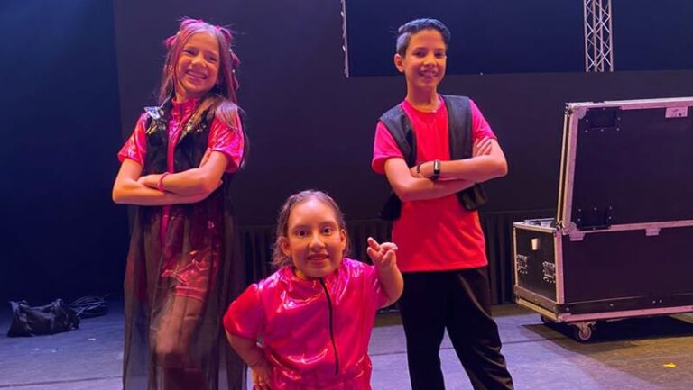 MC Divertida lota teatro com estreia do show “MC Divertida e sua Turminha”