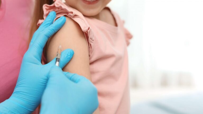 Infectologista destaca importância da vacinação em massa