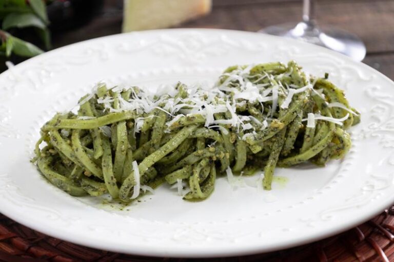 O que tem no molho pesto?