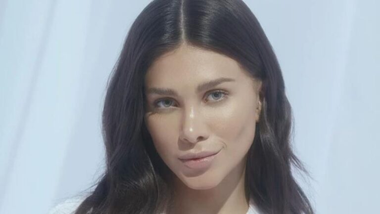 Atriz e influenciadora Flavia Pavanelli lança espuma de limpeza facial