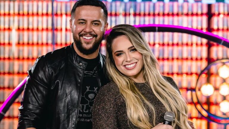 Julia Linhares faz participação em show de Adriano Rhod