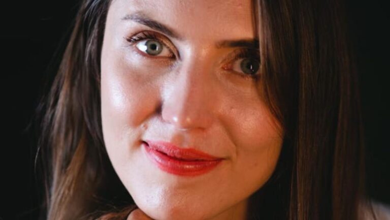 Raquel Perondi ajuda mulheres a conquistarem prosperidade e sucesso, conectando-as com o eu feminino