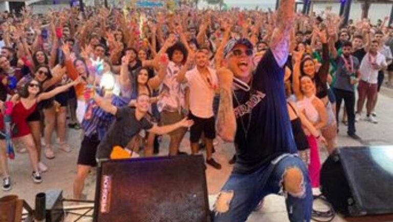 John Sensação: a energia contagiante das batidas funk, forró e trap no coração do público